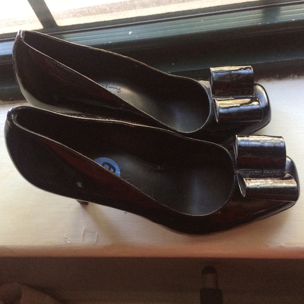 NWT Elizabeth & James Black Patent Bow Pumps - Picture 3 of 6